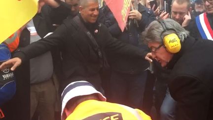 Jean-Luc Mélenchon dans le cortège des cheminots, jeudi 22 mars, à Paris.&nbsp; (JEAN-LUC MELENCHON / TWITTER)