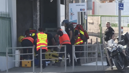 Sur l’île de La Réunion, un homme de 38 ans a été interpellé et placé en garde à vue après un périple meurtrier rarissime. Il est suspecté d'avoir tué sa mère et sa nièce de 5 ans à l’arme blanche, ainsi qu’un agent d’entretien d’une agence bancaire. (franceinfo)