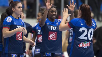 Les Françaises qui se congratulent après la victoire (FRANK CILIUS / SCANPIX)