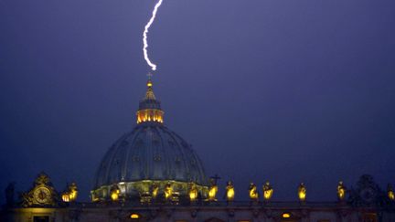 La foudre frappe le d&ocirc;me de l'&eacute;glise Saint-Pierre au Vatican, le 11 f&eacute;vrier 2013. (FILIPPO MONTEFORTE / AFP)