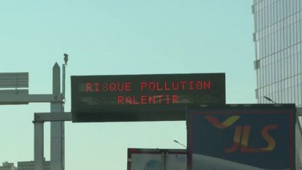 15 métropoles sont placées en alerte rouge à la pollution aux particules fines, lundi 13 février, dont celle de Lyon, dans le Rhône, où se trouve le journaliste Thibault Grosse en direct. Il explique que des restrictions de circulation sont mises en place dans le département. (FRANCE 2)