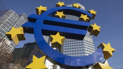 Le logo de l'euro devant la Banque centrale européenne à Francfort (Allemagne). (ANDRE PAIN / AFP)