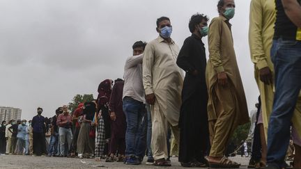 File d'attente pour la vaccination contre le Covid-19 à Karachi (Pakistan) le 29 juillet 2021 (ASIF HASSAN / AFP)