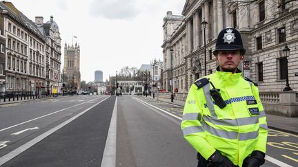 Un policier à Londres, le 23 mars 2017, au lendemain de l'attentat qui a fait quatre morts. (ALBERTO PEZZALI / NURPHOTO)