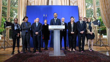 Le Premier ministre, Edouard Philippe (au centre), lors de son discours le 11 septembre 2017, six jours après le passage de l'ouragan Irma à Saint-Barthélémy et Saint-Martin. (ALAIN JOCARD / AFP)