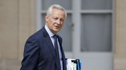 Le ministre de l'Economie, Bruno Le Maire, quitte l'Elysée, à Paris, le 30 août 2023. (LUDOVIC MARIN / AFP)