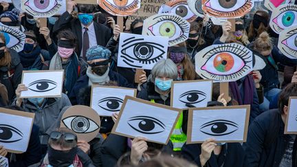Lors d'une manifestation contre le projet de loi de sécurité globale, le 28 novembre 2020 à Paris. (EDOUARD MONFRAIS / HANS LUCAS / AFP)