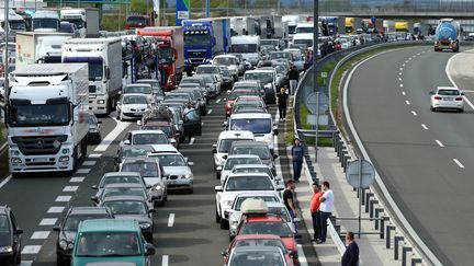 Des embouteillages à la frontière entre la Slovénie et la Croatie le 7 avril 2017 (ANTONIO BRONIC / X02994)