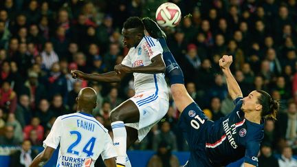 Le d&eacute;fenseur marseillais Benjamin Mendy et l'attaquant parisien Zlatan Ibrahimovic lors du match PSG-OM, au Parc des Princes, le 9 novembre 2014. (MIGUEL MEDINA / AFP)