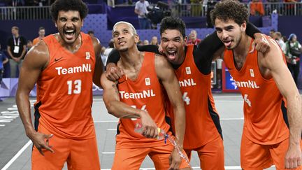 La joie de l'équipe néerlandaise de basket 3x3, victorieuse de l'équipe de France en finale olympique, lundi 5 août 2024. (MICHAEL BAUCHER - PANORAMIC / PANORAMIC)