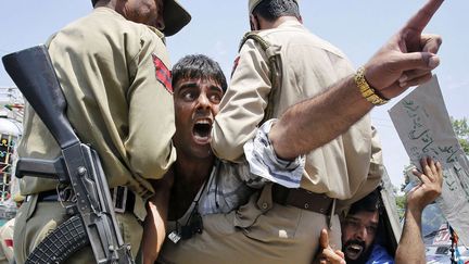 Des manifestants cachemiri criant des slogans contre Isra&euml;l sont emmen&eacute;s par des policiers &agrave; Srinagar (Inde), le 14 juillet 2014. (MUKHTAR KHAN / AP / SIPA)
