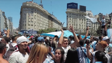 Les Argentins attendaient un sacre mondial depuis 1986. Après la victoire de l'Albiceleste en finale de Coupe du monde face aux Bleus, dimanche 18 décembre, une foule immense a célébré la victoire. (franceinfo)