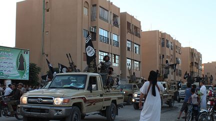 Un convoi de jihadistes de l'Etat islamique, à Raqqa (Syrie), le 30 juin 2014. (WELAYAT RAQA)