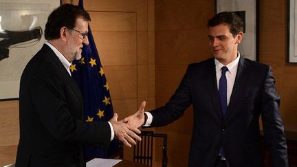 Mariano Rajoy (PP, droite), Premier ministre par intérim depuis 8 mois, rencontre le jeune dirigeant libéral de Ciudadanos, Albert Rivera, le 10 août 2016, en vue d'un possible rapprochement. (GERARD JULIEN / AFP)