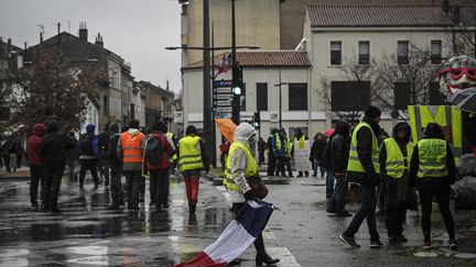 Des "gilets jaunes" participent à la mobilisation organisée le 2 février à Valence. (JEAN-PHILIPPE KSIAZEK / AFP)