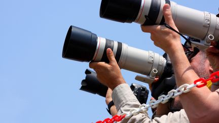 Cannes, son festival, sa Croisette, ses photographes à l'affût des stars...et les chansons qui célèbrent ou caviardent&nbsp;le plus grand rendez-vous du cinéma au monde. (AYDINMUTLU / E+ / GETTY IMAGES)