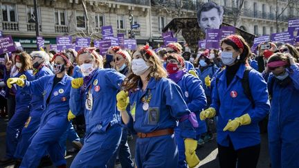 Des femmes manifestent à Paris à l'occasion de la journée internationale pour les droits des femmes, le 8 mars 2021. (JACOPO LANDI / HANS LUCAS / AFP)