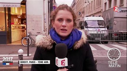 Caroline Motte, envoyée spéciale de France 2 devant le domicile d'Emmanuel Macron. (FRANCE 2)