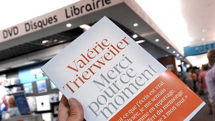 "Merci pour ce moment" (Les Arènes) de Valérie Trierweiler dans les librairies le 4 septembre
 (PASCAL GUYOT / AFP)