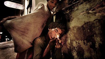 Pendant 13 ans, le photojournaliste a enquêté sur cette drogue consommée principalement par des adolescents. Fortement addictif, ce mélange de résidus de cocaïne et de substances toxiques sévit principalement en Amérique du Sud. Valerio Bispuri s’est intéressé au cheminement complet (de la production à la consommation) de ce produit et à tous les acteurs de ce trafic : fabricants, revendeurs et consommateurs. (Valerio Bispuri )