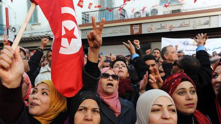 Des manifestants, à Tunis, le 14 janvier 2018, devant le siège du syndicat de l'Union générale tunisienne du travail (UGTT), à l'occasion du 7e anniversaire de la révolution de 2011. (ANIS MILI / AFP)