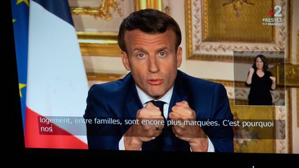 Emmanuel Macron, lors de son allocution télévisée, le 13 avril 2020. (MARTIN BUREAU / AFP)