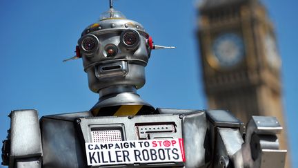 Un faux robot tueur de la campagne "Stop Killer Robots", le 23 avril 2013 &agrave; Londres. (CARL COURT / AFP)