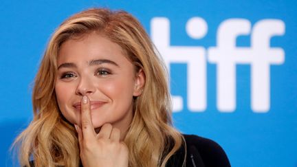 L'actrice américaine Chloë Grace Moretz, qui prête sa voix au personnage principal de "Red Shoes and the 7 Dwarfs", lors d'une conférence de presse, à Toronto (Canada), le 16 septembre 2016. (MARK BLINCH / REUTERS)