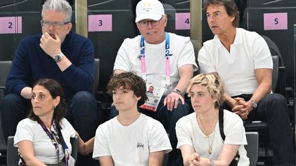 Une pluie d'Oscar sur ce gradin pour assister à la qualification féminine de gymnastique artistique lors de la deuxième journée des Jeux olympiques de Paris. Car quand Tom Cruise finit par s'assoir, il retrouve David Zaslav, le PDG de Warner Bros. Discovery, et surtout la réalisatrice Greta Gerwig. (MUSTAFA YALCIN / ANADOLU / AFP)