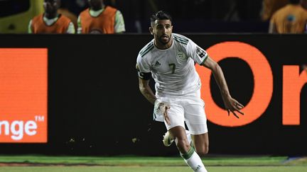 Riyad Mahrez célèbre son but face au Nigeria en demi-finale de la CAN, le 14 juillet 2019, au Caire en Egypte. (JAVIER SORIANO / AFP)