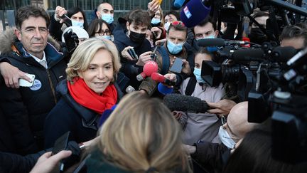 Valérie Pécresse, candidate Les Républicains, lors d'un déplacement à&nbsp;Saint-Martin-Vesubie (Alpes-Maritimes), le 6 décembre 2021. (CHRISTOPHE SIMON / AFP)