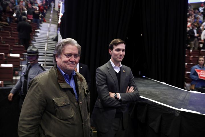 Steve Bannon, conseiller de Donald Trump, et Jared Kushner, gendre du milliardaire, lors d'un meeting du président élu à Hershey (Etats-Unis), le 15 décembre 2016. (LUCAS JACKSON / REUTERS)