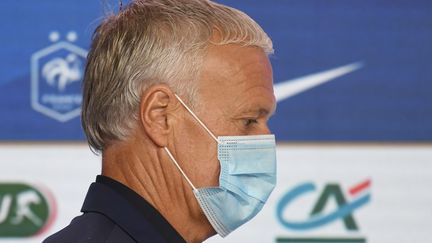 Didier Deschamps, masqué, a insisté sur la nécessité de s'adapter à la situation sanitaire extraordinaire. (BERTRAND GUAY / AFP)