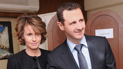 Le couple Al-Assad, le 26 f&eacute;vrier 2012 &agrave; Damas (Syrie). (SANA / AFP)