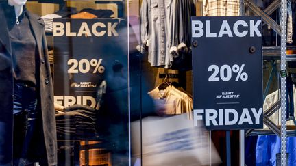 La vitrine d'un magasin à Kiel en Allemagne pendant le Black Friday le 26 novembre 2022. (AXEL HEIMKEN / DPA)