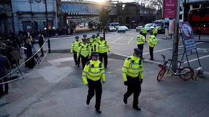 Des policiers patrouillent à proximité du London Bridge après l'attaque au couteau ayant fait deux morts, le 30 novembre 2019.&nbsp; (NIKLAS HALLE'N / AFP)