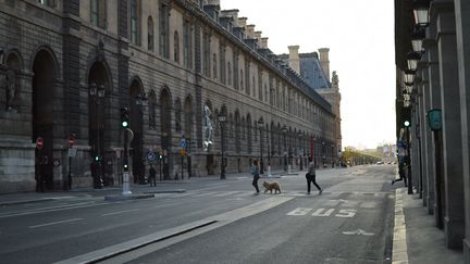 Dans les rues quasi désertes de Paris en plein confinement, 8 avril 2020. (VICTOR VASSEUR / RADIOFRANCE)