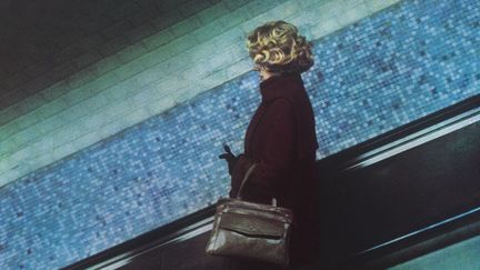 La Femme au sac à main, Charles-de-Gaulle-Etoile, tirage Fresson en quadichromie, 1987. 
 (Dolorès Marat )