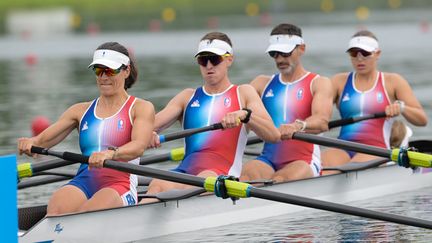 Margot Boulet, Grégoire Bireau, Remy Taranto et Candyce Chafa lors des séries de para aviron mixte PR3 aux Jeux Paralympiques de Paris le 30 août 2024 (BERTRAND GUAY / AFP)