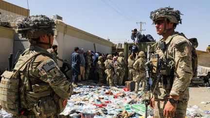 Des soldats américains patrouillent aux abords de l'aéroport de Kaboul, le 27 août 2021. (EYEPRESS NEWS / AFP)