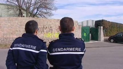 Des gendarmes devant la mosqu&eacute;e de&nbsp;Sarrola-Carcopino (Corse-du-Sud), cible d'une attaque islamophobe, le 10 janvier 2015. (FRANCE 3 CORSE VIASTELLA)