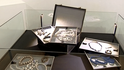 La collection de bijoux créés par Elsa Triolet exposée à Evreux
 (France 3 / Culturebox)