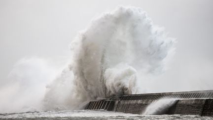 De hautes vagues pendant la tempête Ciaran, sur la digue du port de Lesconil, dans le Finistère, le 2 novembre 2023. (GUILLAUME SALIGOT / MAXPPP)