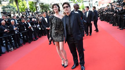 Charlotte Gainsbourg, dont "Les Fantômes d'Ismaël" réalisé par Arnaud Desplechin a fait l'ouverture du festival, est arrivée sur le tapis rouge aux bras du réalisateur Yvan Attal, son compagnon.
 (Alberto Pizzoli / AFP)