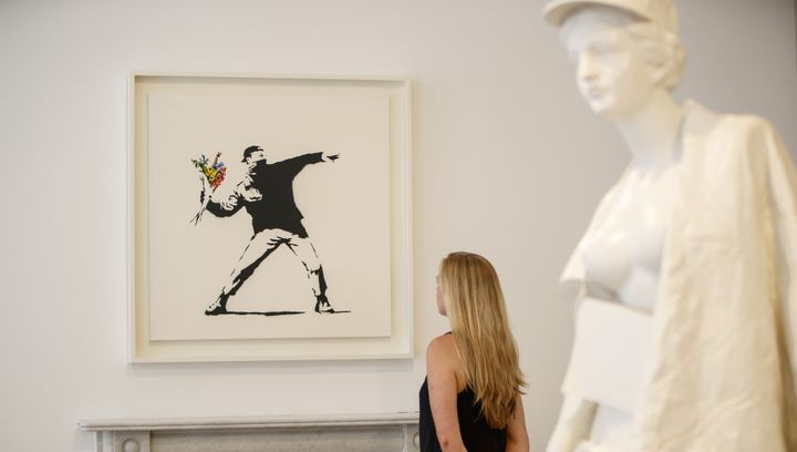 "Flower Thrower"  de Banksy, galerie Lazinc.
 (TOLGA AKMEN / AFP)