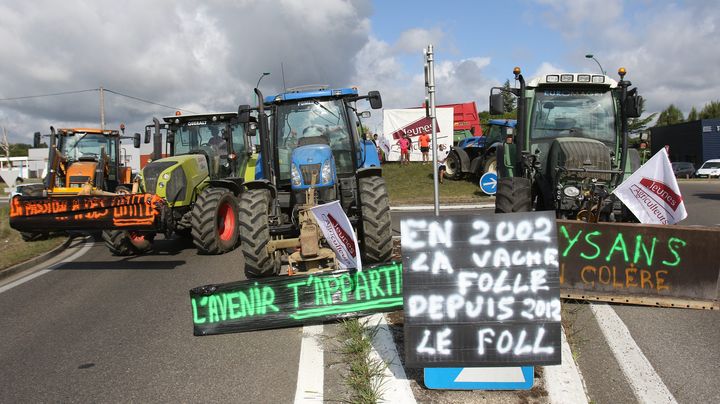 Un barrage filtrant mis en place par les agriculteurs &agrave; l'entr&eacute;e de Marciac, dans le Gers, le 28 juillet 2015. (SEBASTIEN LAPEYRERE / MAXPPP)