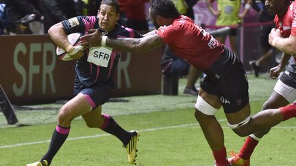 Julien Arias (Stade Français) déborde le joueur de Toulon Jocelino Suta (LOIC VENANCE / AFP)