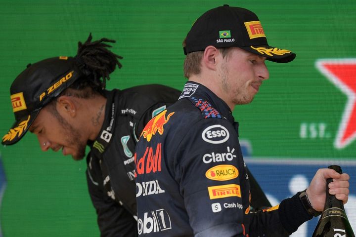 Lewis Hamilton (à gauche) et Max Verstappen sur le podium à l'issue du Grand Prix de Sao Paulo (Brésil), le 14 novembre 2021. (CARL DE SOUZA / AFP)