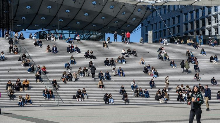 Workers have lunch during their break, in the La Défense district of Puteaux, on April 4, 2023. (ERIC BERACASSAT / HANS LUCAS / AFP)