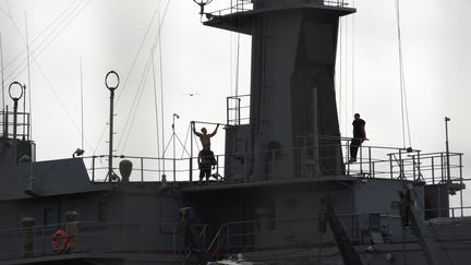 Des marins sur le Mistral "Vladivostok" &agrave; Saint-Nazaire (Loire-Atlantique), le 8 ao&ucirc;t 2014.&nbsp; (MARCUS BRANDT / DPA / AFP)